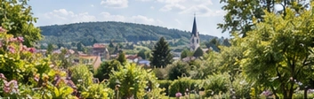Generiertes Beispielmotiv einer grünen, hügeligen Stadtlandschaft.